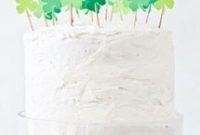 DIY Clover Patch Cake Topper Ideas for St. Patrick’s Day Cakes