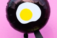 Fried Egg Emoji Balloons: DIY Party Decoration Tutorial
