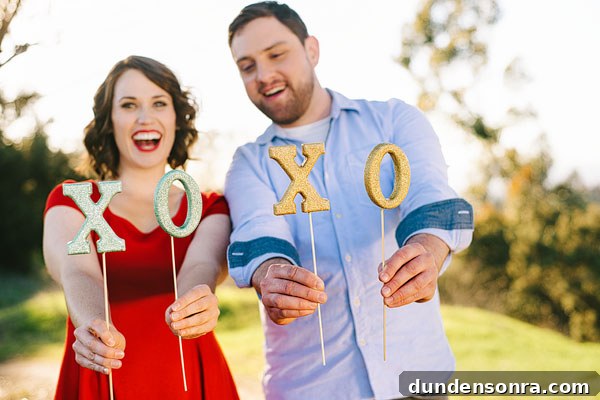 DIY Glitter Valentine Photo Props: Craft Cute Party & Photo Booth Signs 2 DIY Glitter XO Photo Props