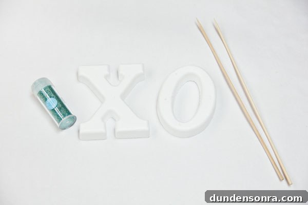 DIY Glitter Valentine Photo Props: Craft Cute Party & Photo Booth Signs 3 DIY Glitter Photo Props