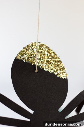 DIY Hanging Spider Balloons: Halloween Decoration Tutorial 7 How To Glitter Spider Balloons