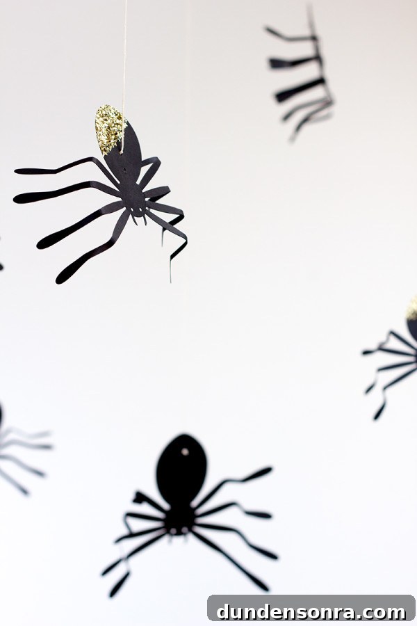 DIY Hanging Spider Balloons: Halloween Decoration Tutorial 8 DIY Hanging Spider Balloons2