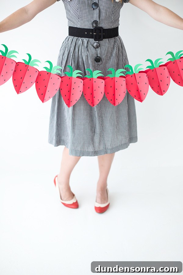 How to Make a Foldable Paper Strawberry Garland for Parties 2 DIY Paper Strawberry Garland