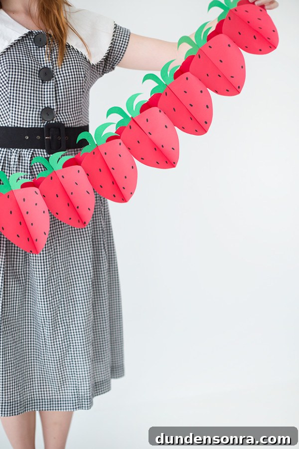 How to Make a Foldable Paper Strawberry Garland for Parties 3 DIY Paper Strawberry Garland