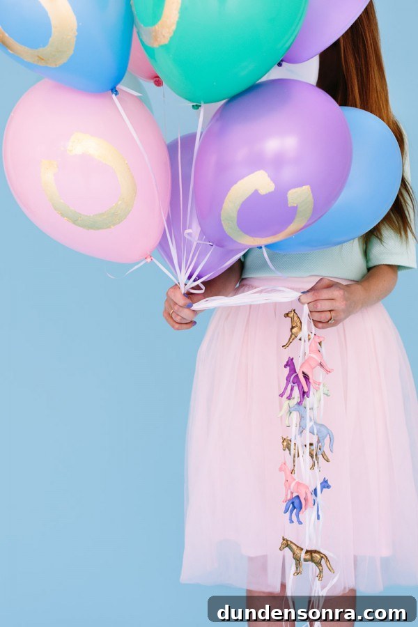 DIY Gold Horseshoe Balloon Decor Ideas for Parties 4 DIY Gold Horseshoe Balloons