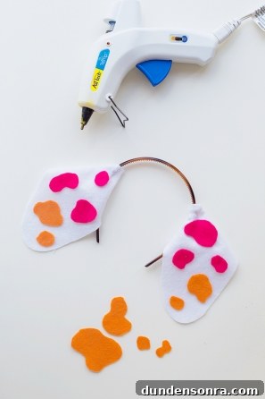 A headband with white material on it with some color