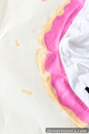 A pink and beige collar