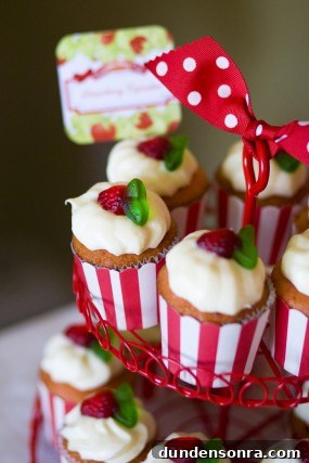 strawberry-birthday-party-cupcakes