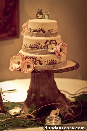 rustic-diy-wood-stump-cake-stand