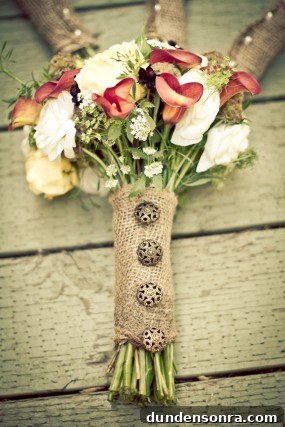 burlap-wrapped-wedding-bouquets